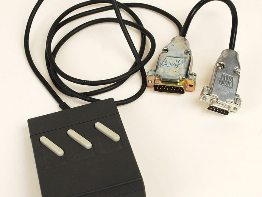 Historische PC-Maus Logitech LogiMouse von 1983 mit Kabel und Kugelmechanik