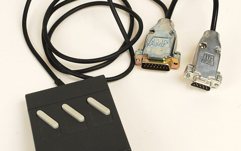 Historische PC-Maus Logitech LogiMouse von 1983 mit Kabel und Kugelmechanik