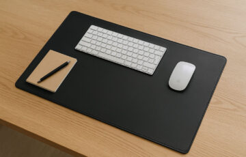 Schreibtischunterlage auf modernem Tisch: PU-Matte unter Tastatur und Maus, Beispiel für Schutz, Haptik und Ordnung.