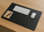 Schreibtischunterlage auf modernem Tisch: PU-Matte unter Tastatur und Maus, Beispiel für Schutz, Haptik und Ordnung.