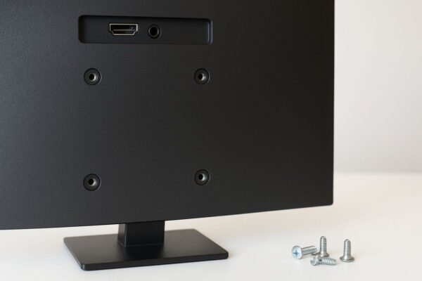 VESA-Mount erklärt: Standardisierte Schraublöcher am Monitor Rückseite eines Monitors mit VESA-Mount Schraublöchern im Quadrat