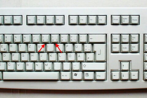 Eckige Klammern auf deutscher Tastatur mit markierten Tasten