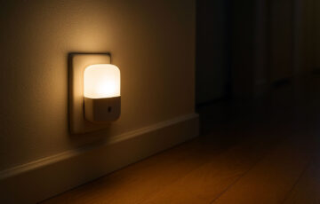 LED Nachtlichter im Flur zeigen ihre Vorteile: sparsames, warmweißes Licht sorgt für Sicherheit und angenehme Atmosphäre.