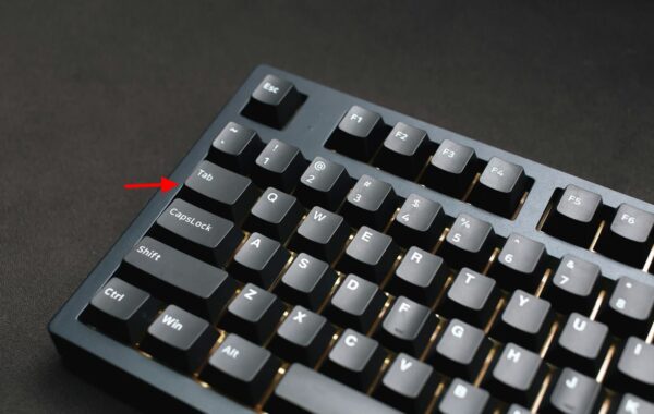 TAB Taste auf moderner Tastatur, links oberhalb der Caps-Lock-Taste markiert