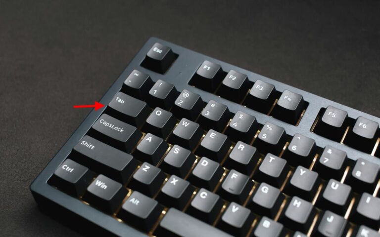 TAB Taste auf moderner Tastatur, links oberhalb der Caps-Lock-Taste markiert