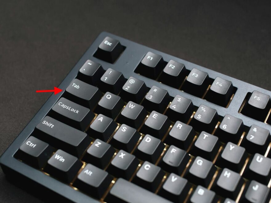 TAB Taste auf moderner Tastatur, links oberhalb der Caps-Lock-Taste markiert