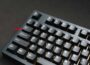 TAB Taste auf moderner Tastatur, links oberhalb der Caps-Lock-Taste markiert