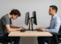 Ergonomie am Monitorarbeitsplatz im Vergleich guter und schlechter Haltung