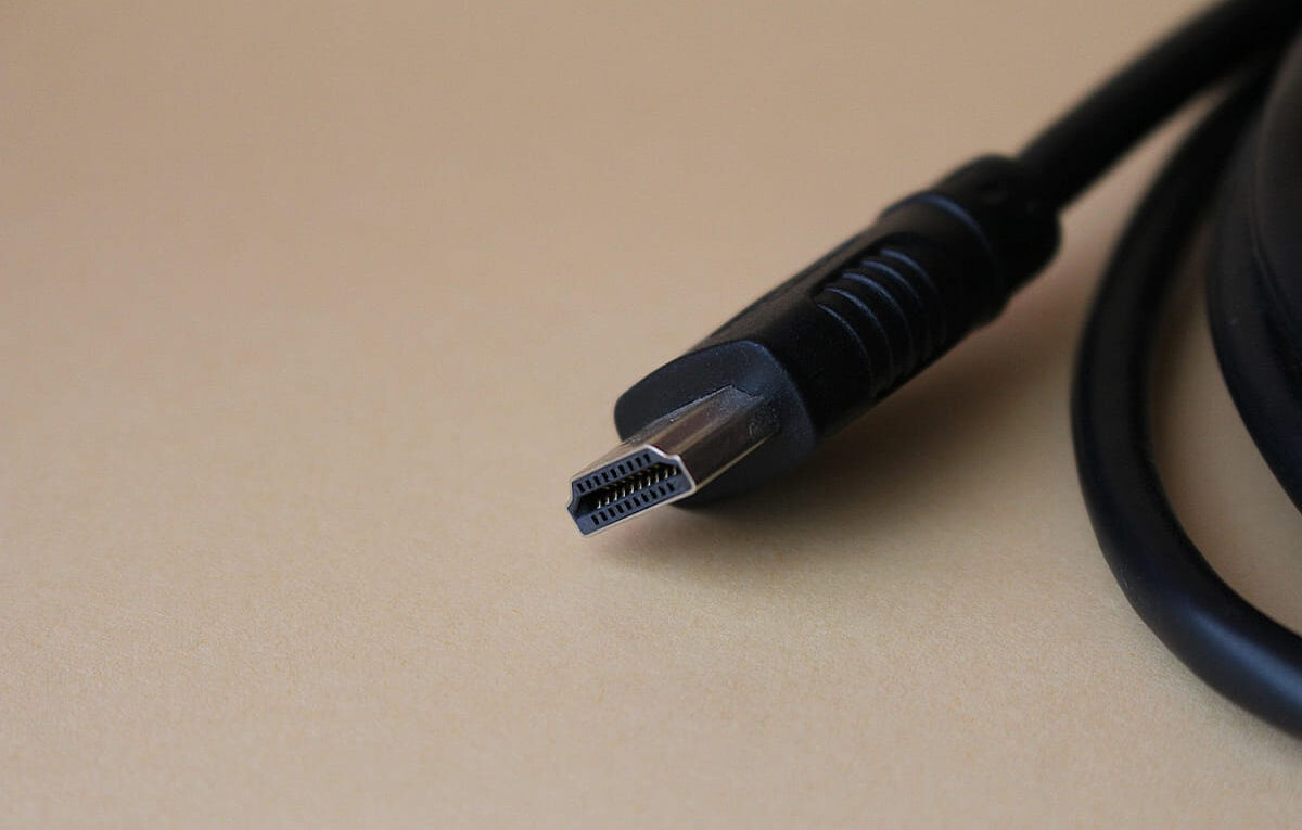 HDMI-Anschluss an einem Monitor im modernen Büro