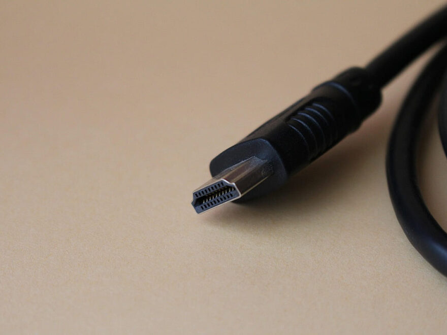 HDMI-Anschluss an einem Monitor im modernen Büro