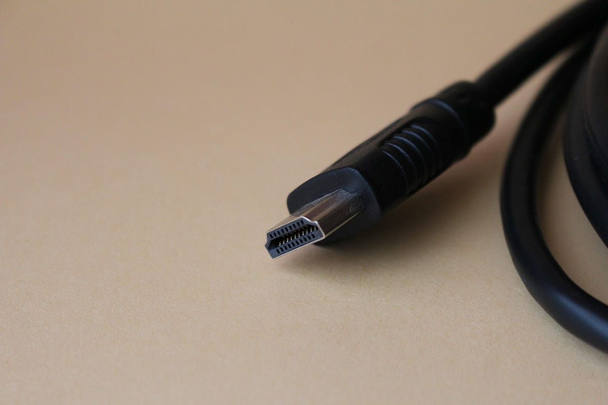 HDMI-Anschluss an einem Monitor im modernen Büro