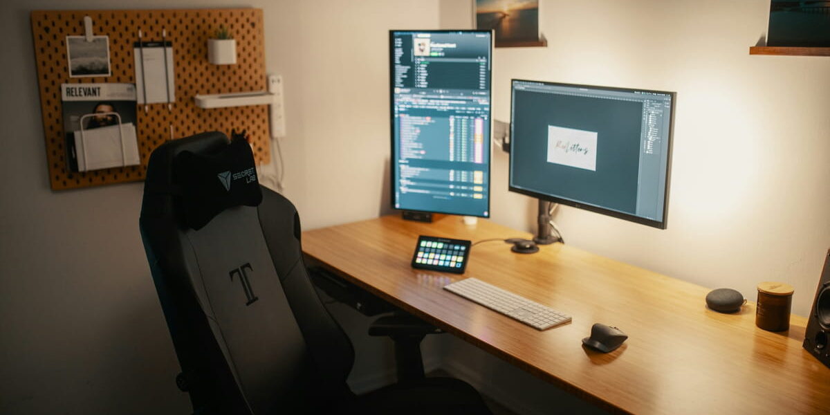 Hochformat-Monitor im Programmierer-Setup mit zweitem Bildschirm