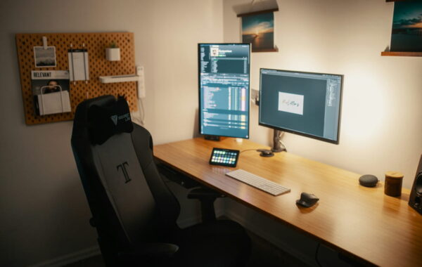 hochformat monitor arbeitsplatz Hochformat-Monitor im Programmierer-Setup mit zweitem Bildschirm