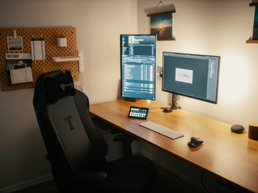 Hochformat-Monitor im Programmierer-Setup mit zweitem Bildschirm