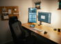 Hochformat-Monitor im Programmierer-Setup mit zweitem Bildschirm