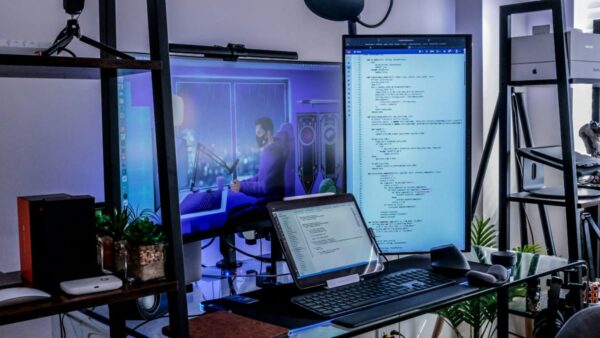 Worauf du beim Kauf eines Hochformat-Monitors achten solltest – Beispiel eines Entwickler-Setups Programmier-Arbeitsplatz mit Hochformat-Monitor in moderner Umgebung