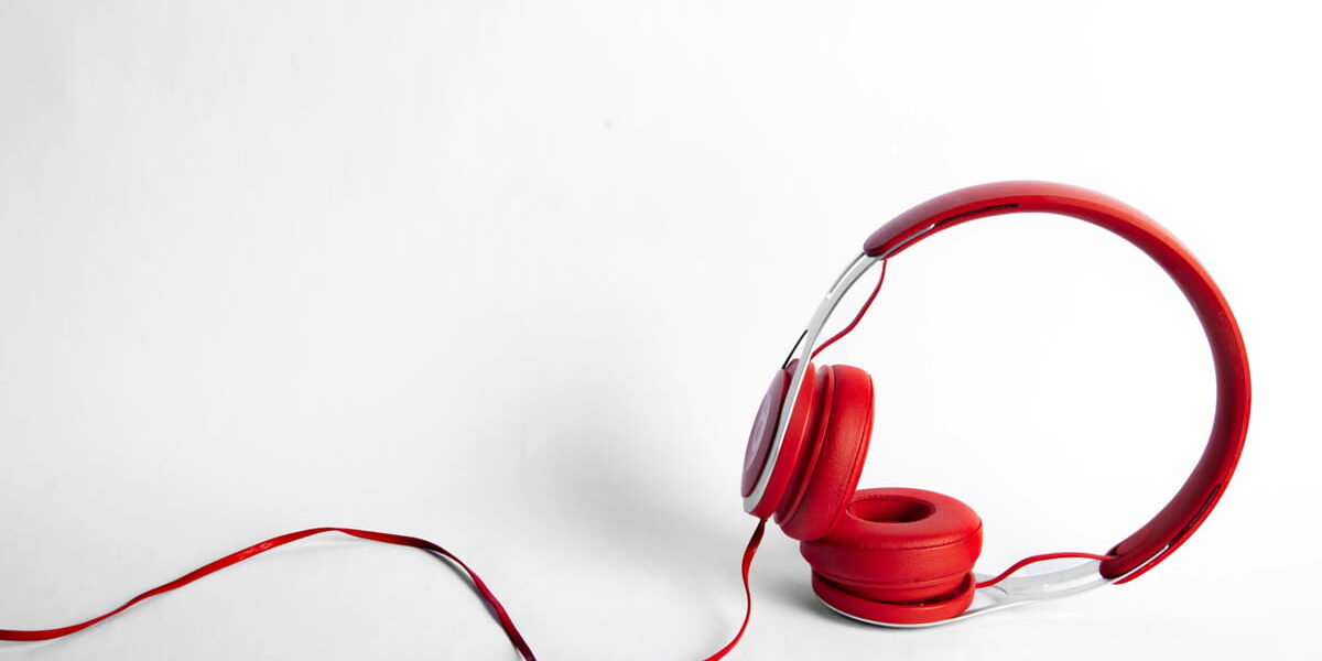 Kabel oder Kabellos – kabelgebundener Kopfhörer in Rot