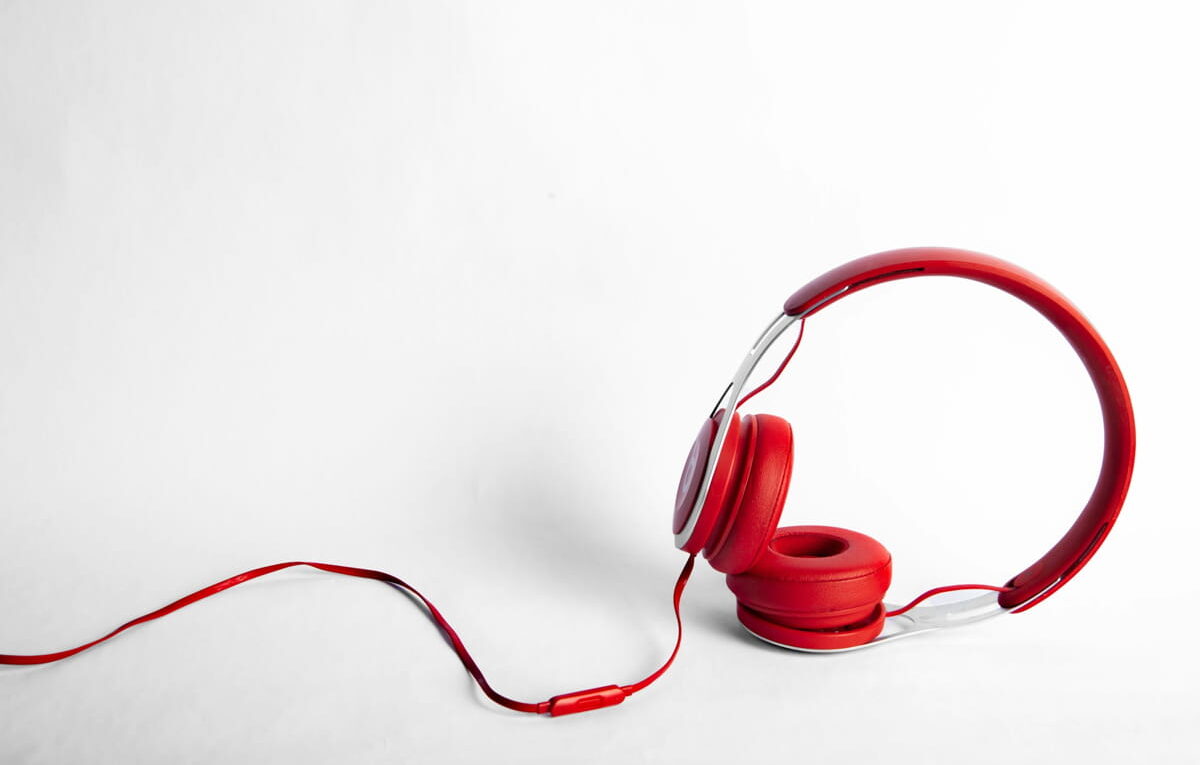 Kabel oder Kabellos – kabelgebundener Kopfhörer in Rot