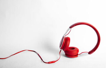 Kabel oder Kabellos – kabelgebundener Kopfhörer in Rot