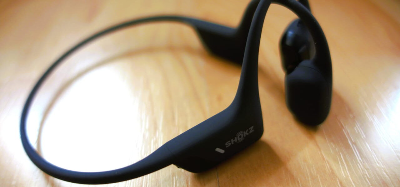 Knochenschall-Kopfhörer Shokz OpenRun Pro 2 auf Holzuntergrund