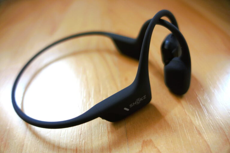 Knochenschall-Kopfhörer Shokz OpenRun Pro 2 auf Holzuntergrund