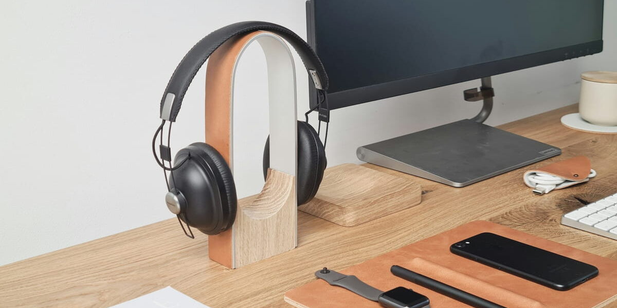 Kopfhörer für Home Office auf einem modernen Schreibtisch mit Monitor