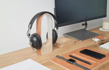 Kopfhörer für Home Office auf einem modernen Schreibtisch mit Monitor