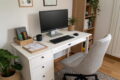 monitor mit usb hub homeoffice Monitor mit USB-Hub auf aufgeräumtem Schreibtisch im Homeoffice