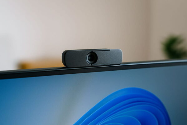 Webcam am Monitor mit Abdeckung zur Wahrung der Privatsphäre Monitor mit integrierter Webcam und sichtbarem Privacy-Shutter für mehr Datenschutz