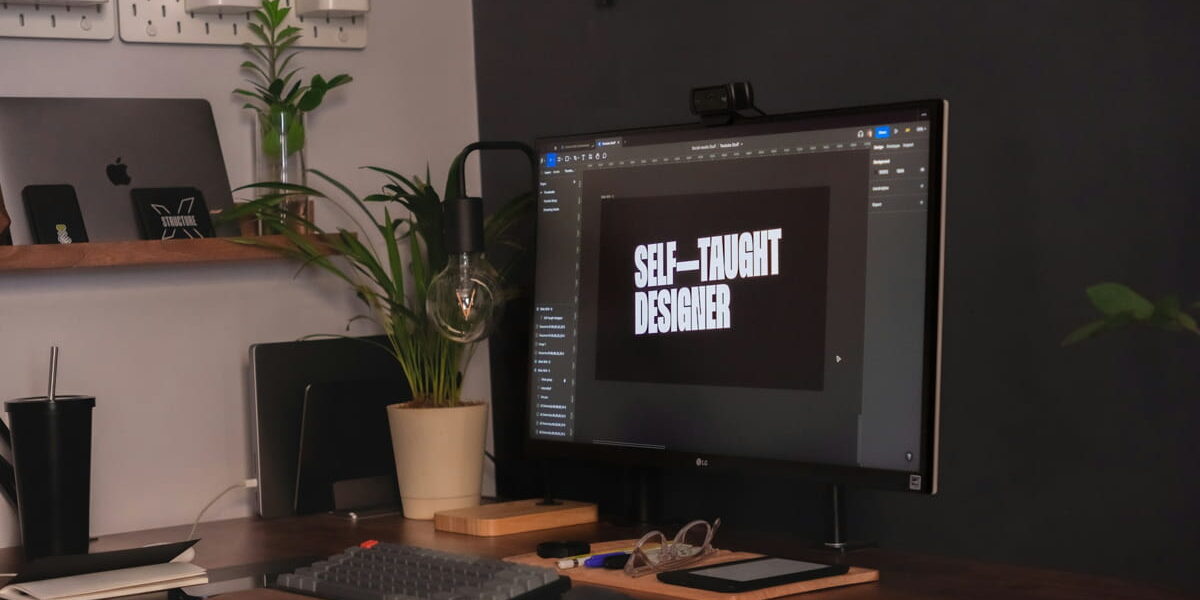 Moderner Arbeitsplatz mit Monitoren fürs Home-Office und Zubehör