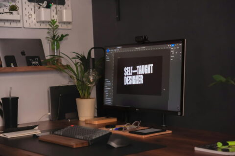 Moderner Arbeitsplatz mit Monitoren fürs Home-Office und Zubehör