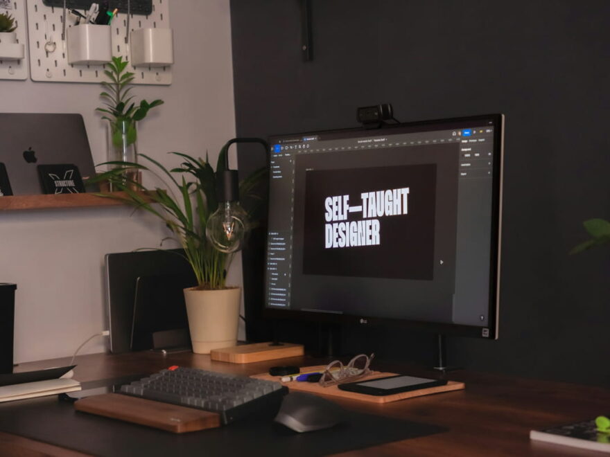 Moderner Arbeitsplatz mit Monitoren fürs Home-Office und Zubehör