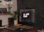 Moderner Arbeitsplatz mit Monitoren fürs Home-Office und Zubehör
