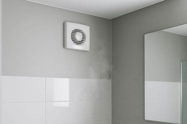 Badlüfter mit integrierter Nachlaufsteuerung in modernem Badezimmer