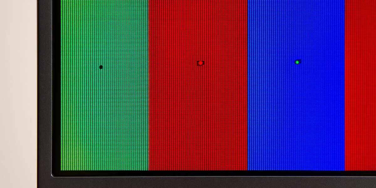 Nahaufnahme: Pixelfehler am Monitor mit toten und hängenden Pixeln