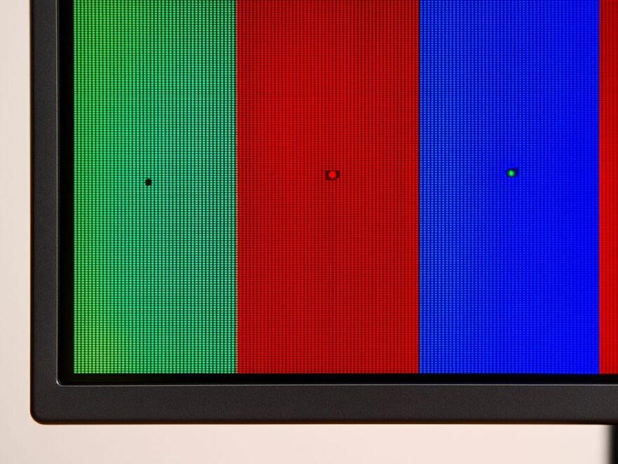 pixelfehler grundlagen Nahaufnahme: Pixelfehler am Monitor mit toten und hängenden Pixeln