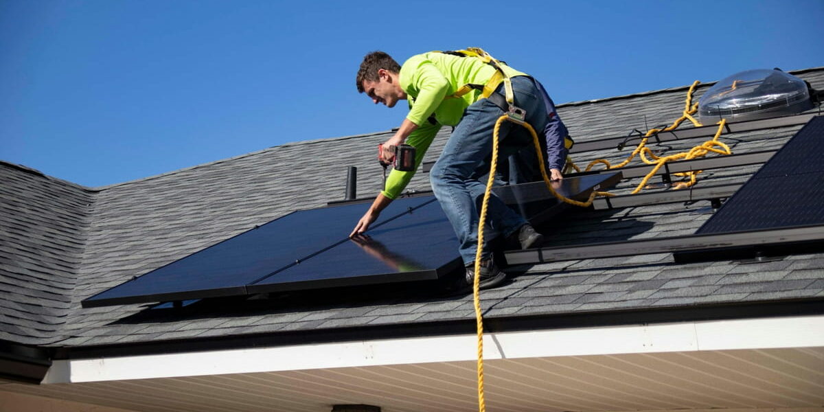 Montage einer Solaranlage für die spätere Nutzung von PV-Überschuss im Haushalt
