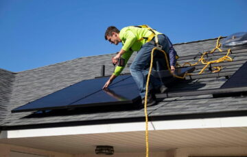 Montage einer Solaranlage für die spätere Nutzung von PV-Überschuss im Haushalt