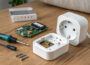 Smart-Home-Geräte mit reparierbarem Design offen und zerlegt auf Werkbank