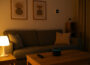 Smart Home nachrüsten im Wohnzimmer mit smarter Beleuchtung, Thermostat und Sprachassistent für mehr Komfort und Sicherheit