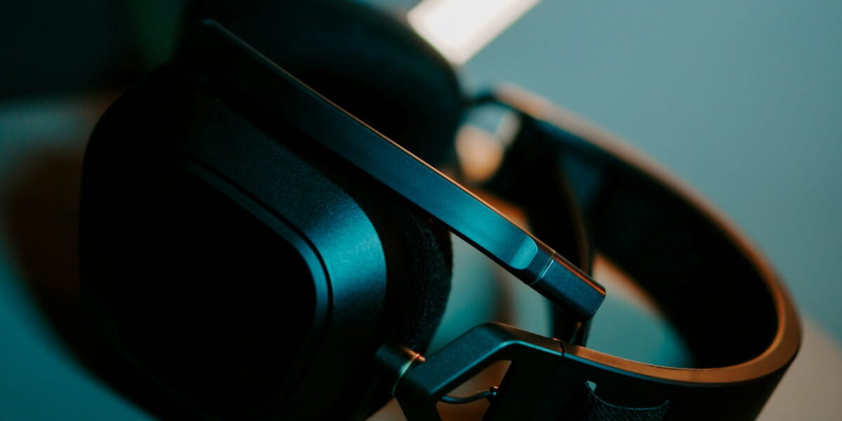 Modern beleuchteter Over-Ear-Kopfhörer als Symbolbild für Kopfhörer-Treiber
