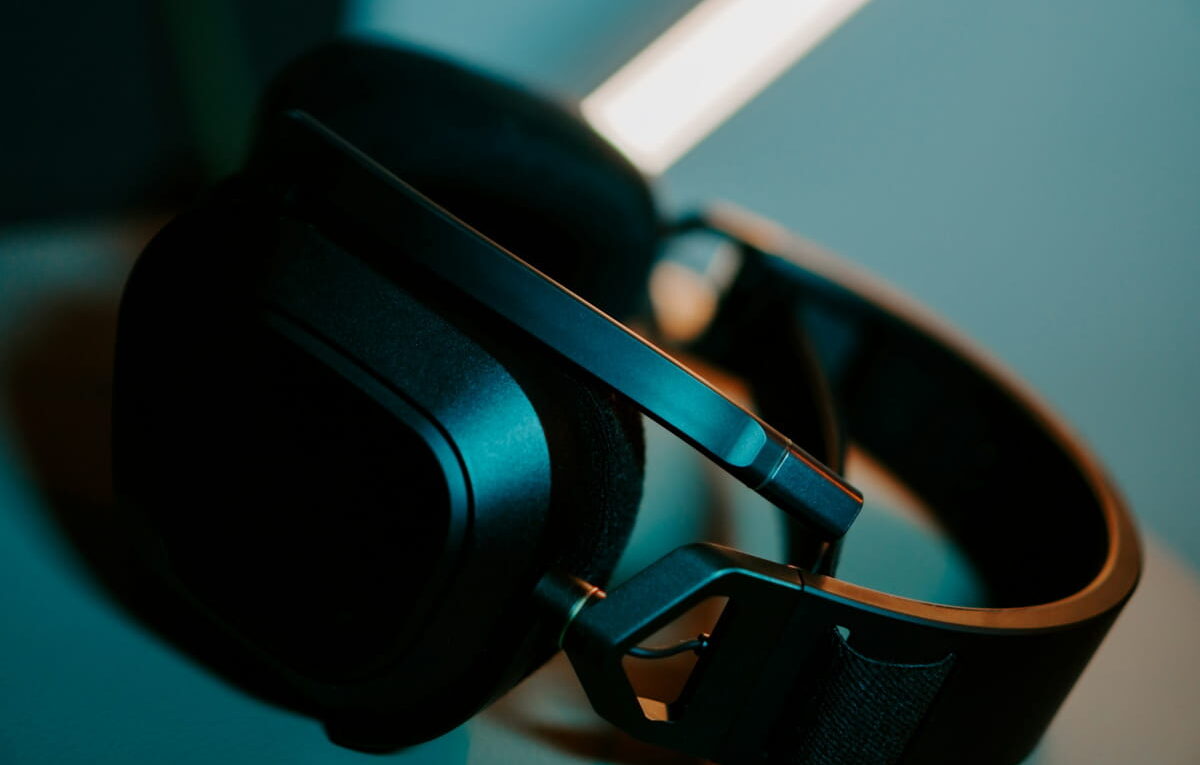 Modern beleuchteter Over-Ear-Kopfhörer als Symbolbild für Kopfhörer-Treiber