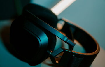 Modern beleuchteter Over-Ear-Kopfhörer als Symbolbild für Kopfhörer-Treiber
