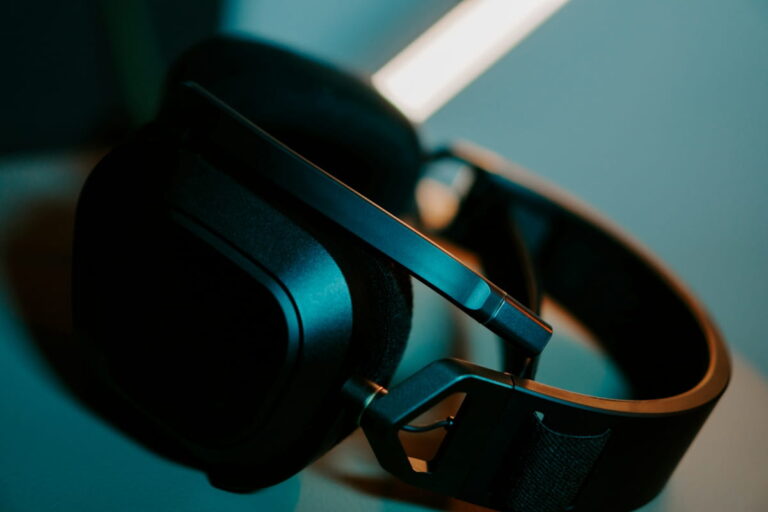 Modern beleuchteter Over-Ear-Kopfhörer als Symbolbild für Kopfhörer-Treiber