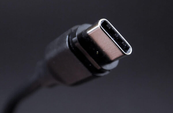 USB-C-Stecker in Nahaufnahme – moderner Anschluss für Monitore und Laptops