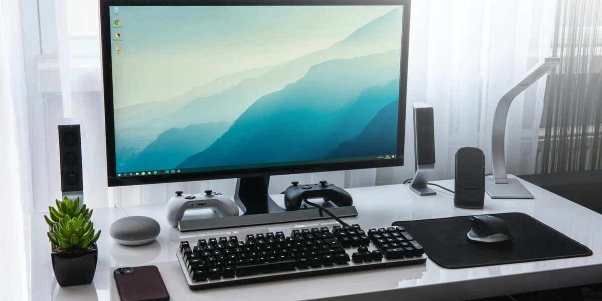 Moderner Arbeitsplatz mit USB-C Monitore und Gaming-Zubehör