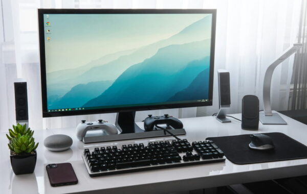 Moderner Arbeitsplatz mit USB-C Monitore und Gaming-Zubehör