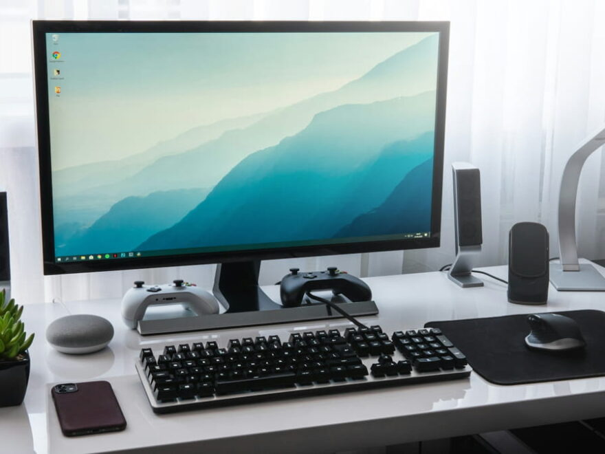 Moderner Arbeitsplatz mit USB-C Monitore und Gaming-Zubehör