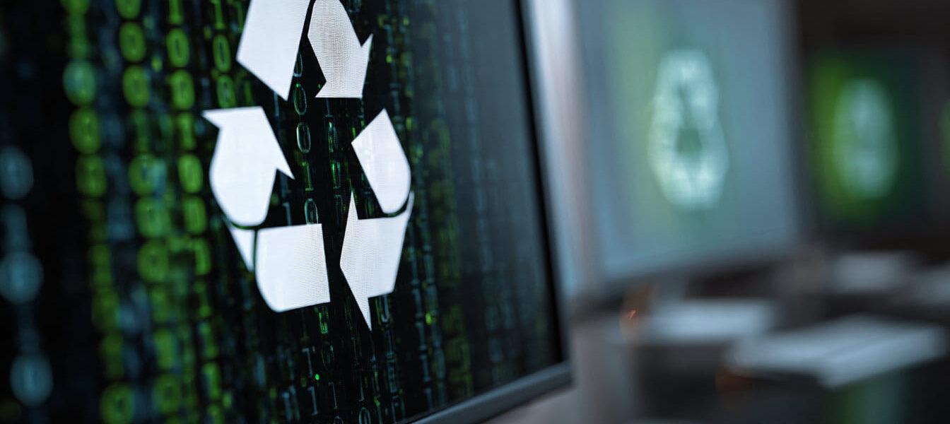 Symbolbild: Gelöschte Datei mit sichtbaren Datenresten auf dem Monitor