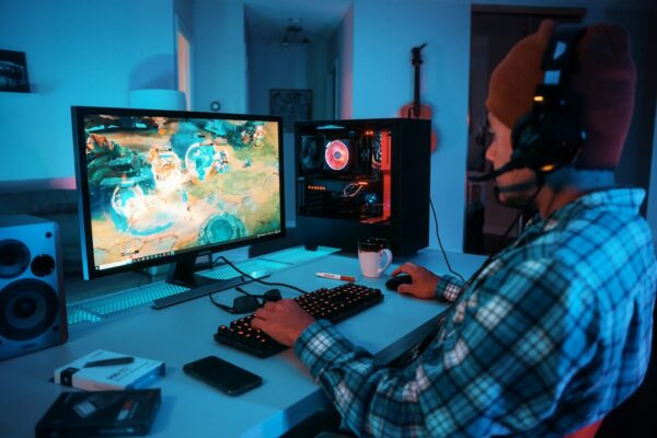 Gamer analysiert verzögertes Spielerlebnis am PC mit möglichem Input Lag